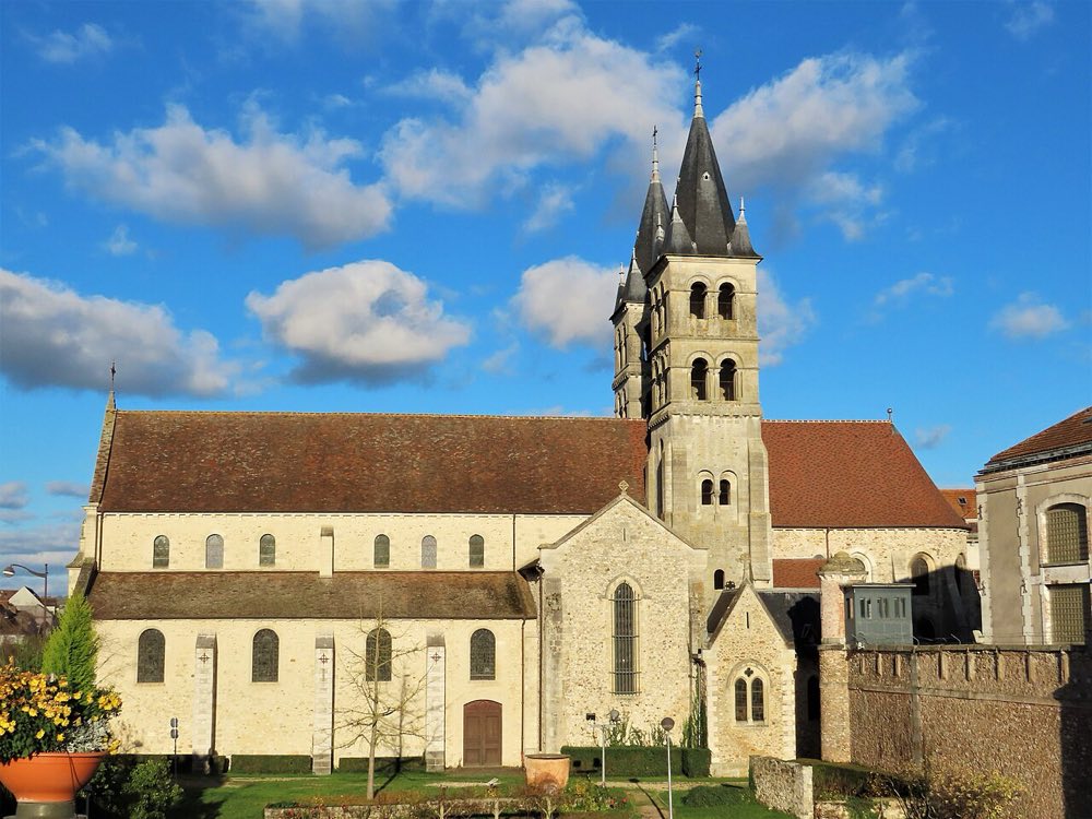 La collégiale Notre-Dame, sur les bords de Seine