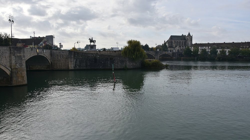 Le confluent de la Seine et de l'Yonne, au pied de la collégiale