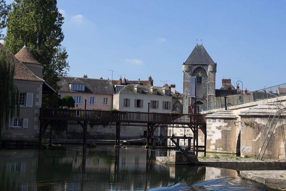 La porte de Bourgogne et les maisons au bord du Loing