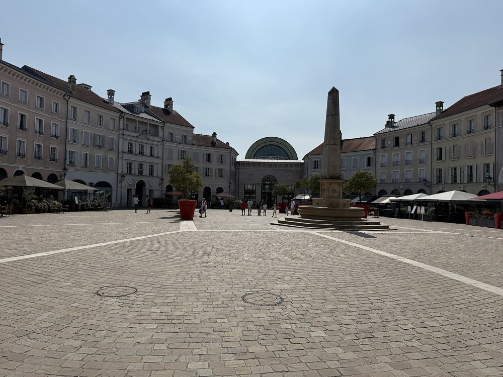 La place de Toscane, au cœur du quartier du Val d'Europe à Serris