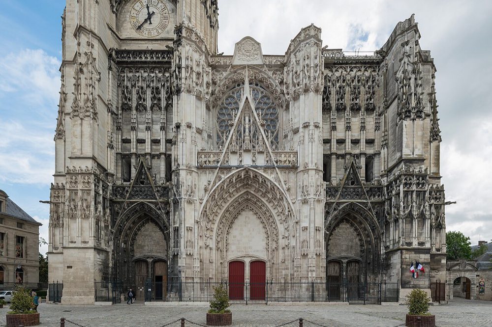 La façade de la cathédrale Saint-Pierre-et-Saint-Paul